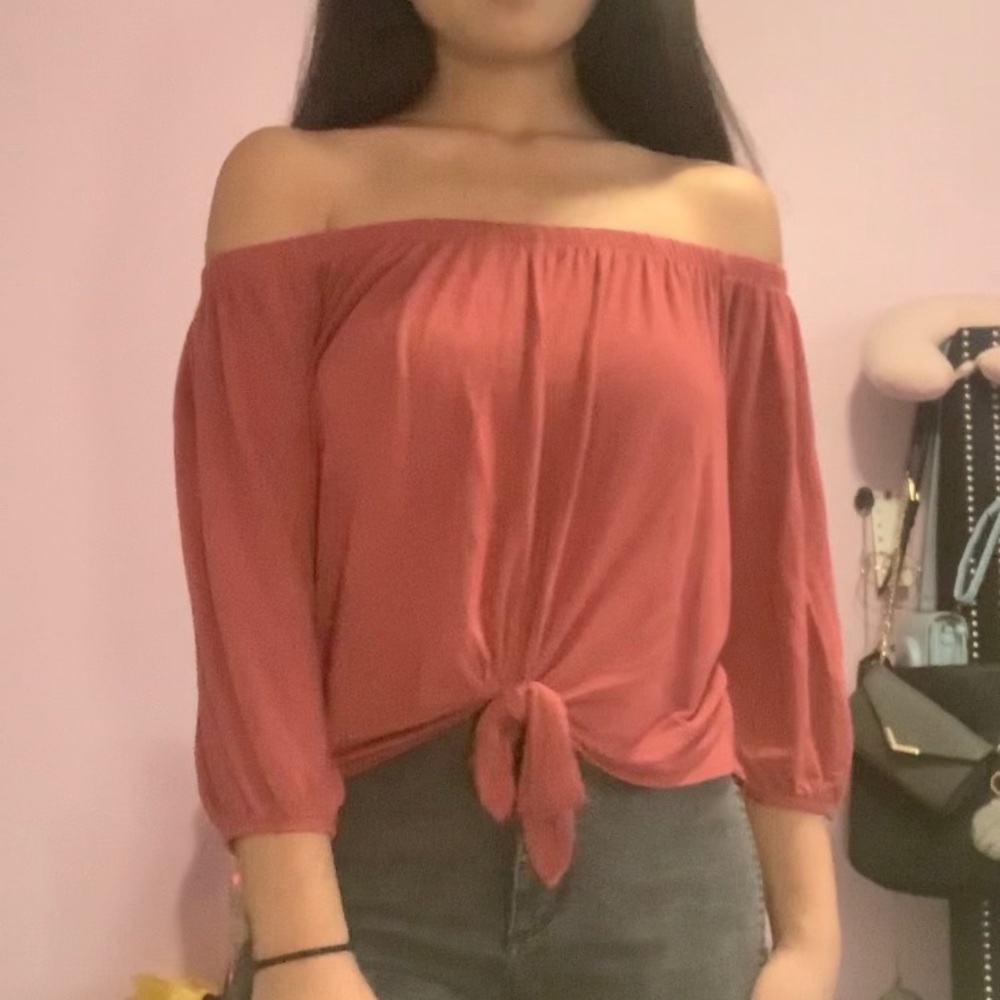 Off-the-shoulder Tie Top 
 ⠀⠀⠀⠀⠀⠀⠀⠀⠀⠀